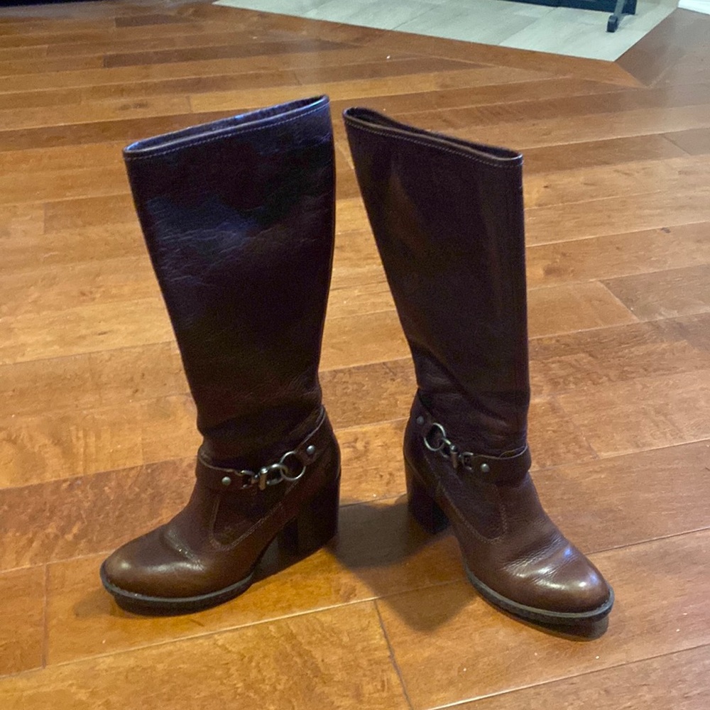 Born brown boots. Size 7.5.